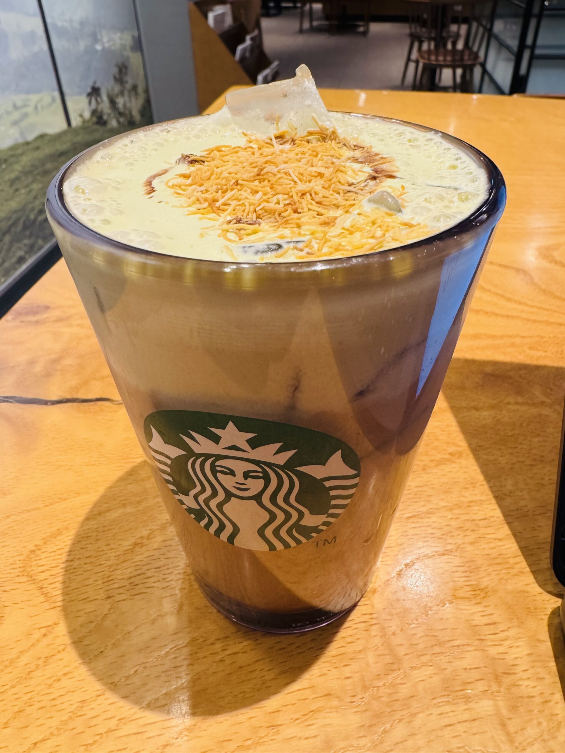 바삭 피스타치오 콜드브루 위에 올려진 카타이프 토핑