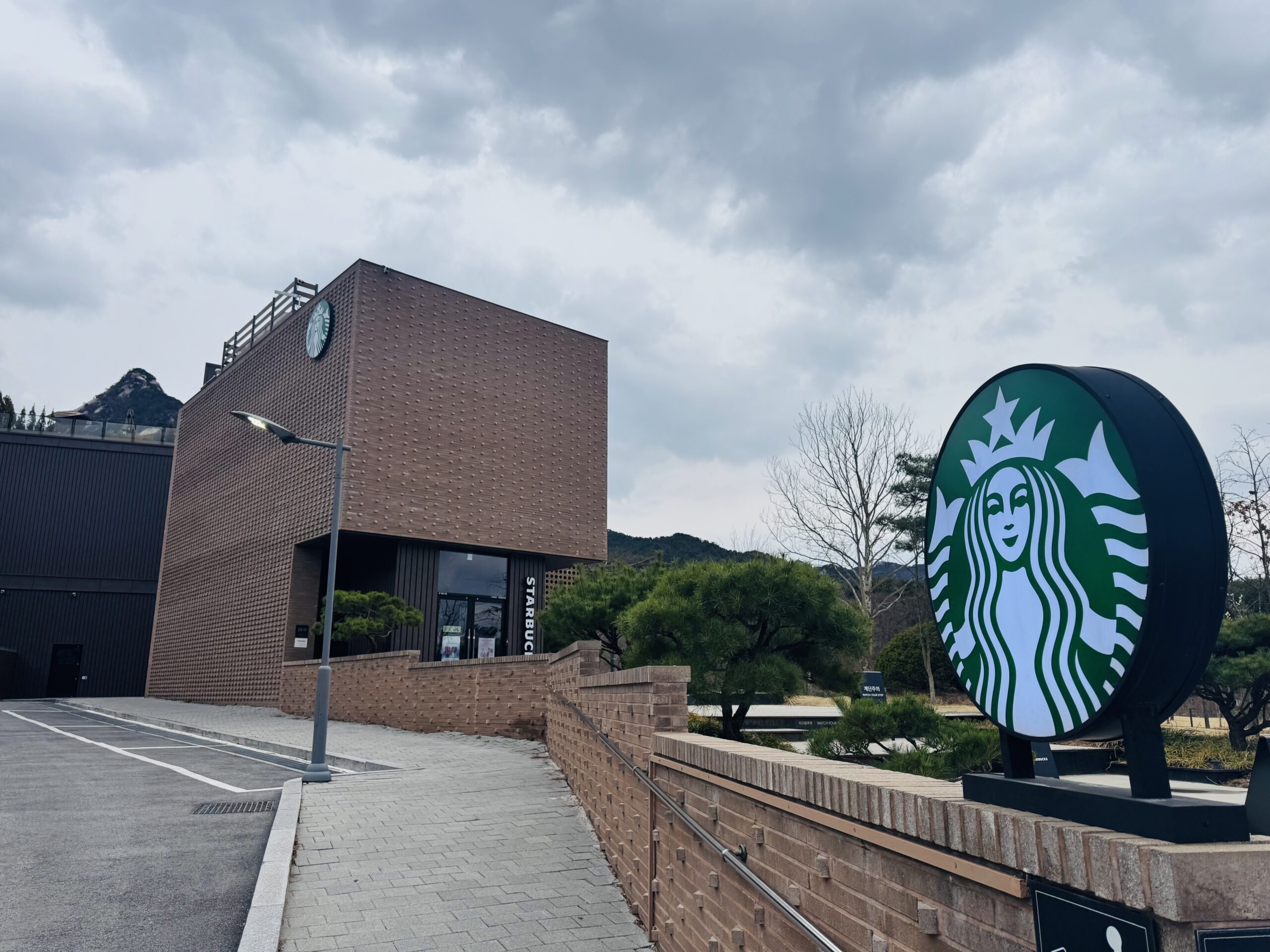 스타벅스 북한산점 외관 사인