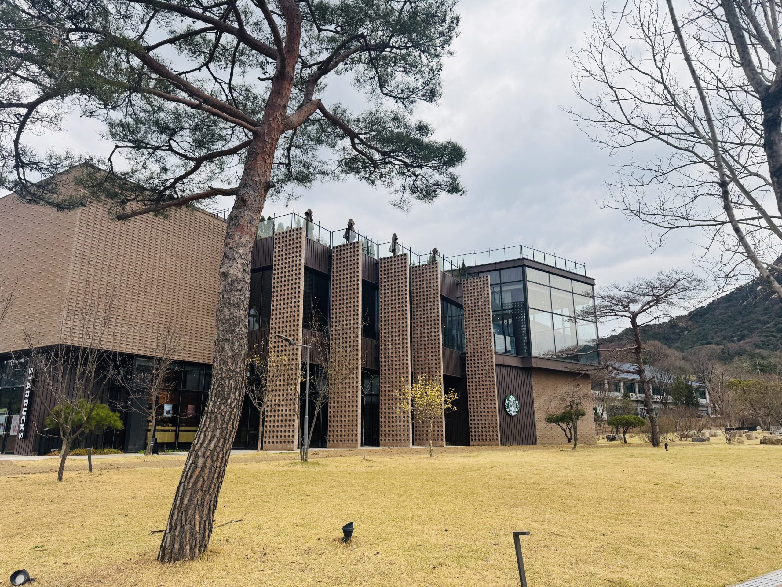 스타벅스 북한산점 건물 전경